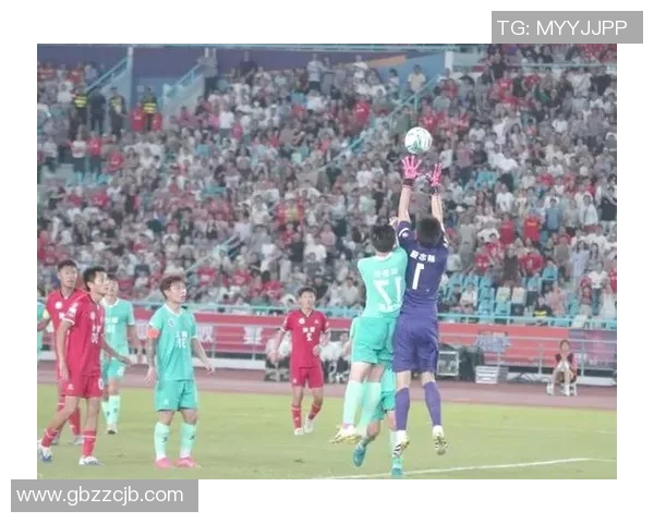 小马在绿茵场上奋力拼搏展现足球巨星激情瞬间